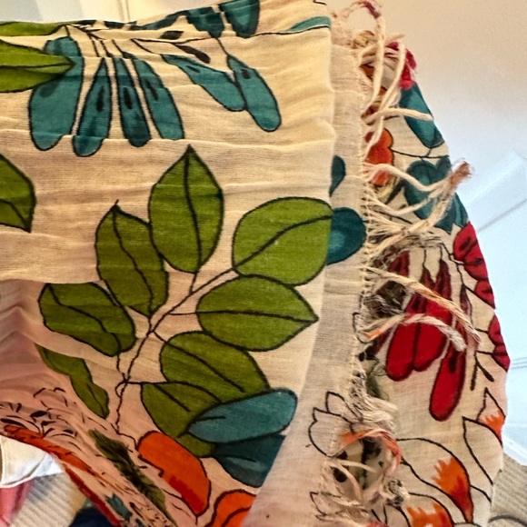 Scarf with pretty flower print - Picture 3 of 3